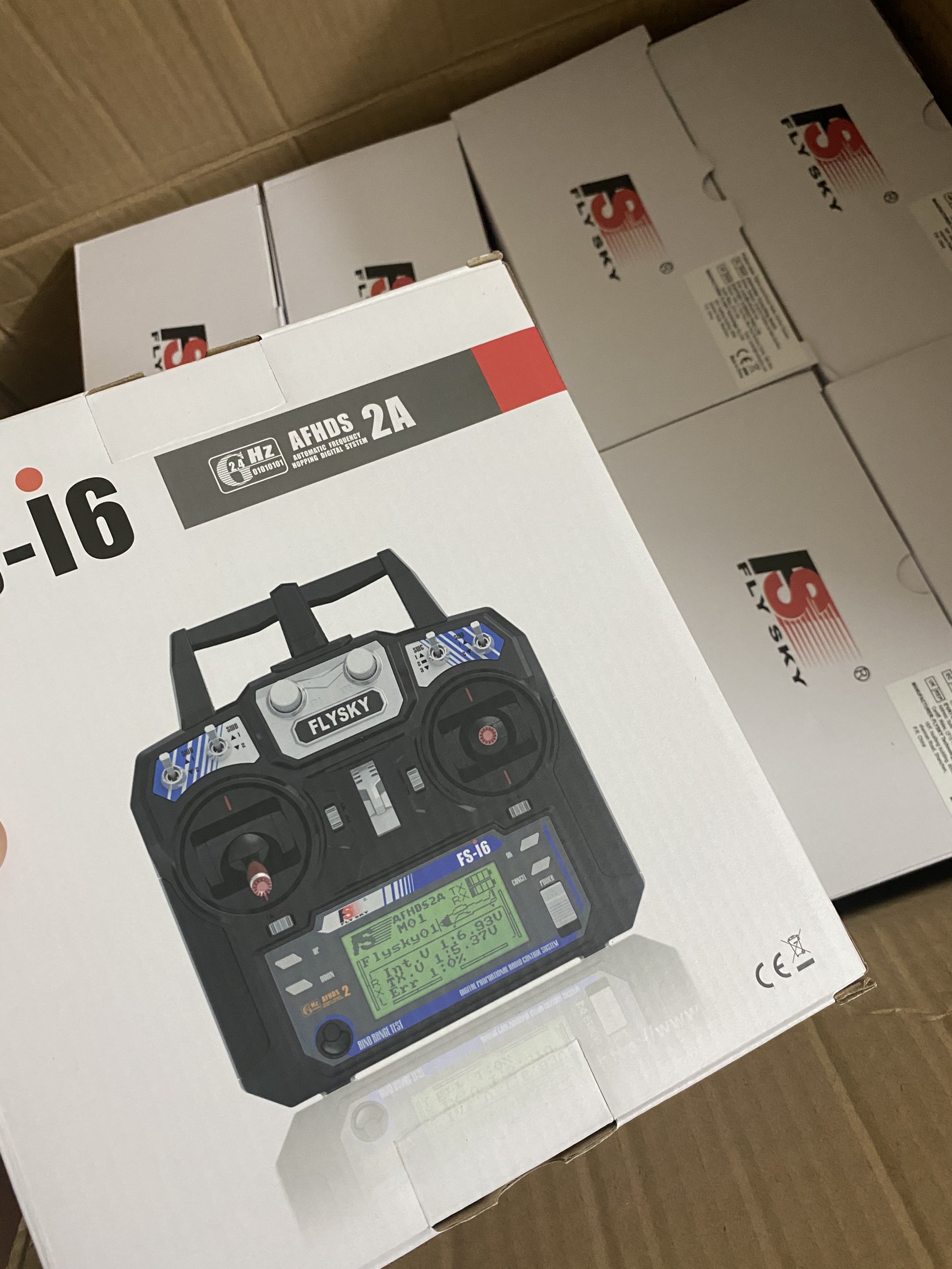 fs-i6-flysky-tay-cam-dieu-khien-tu-xa-cho-xe-may-bay-rc (2)