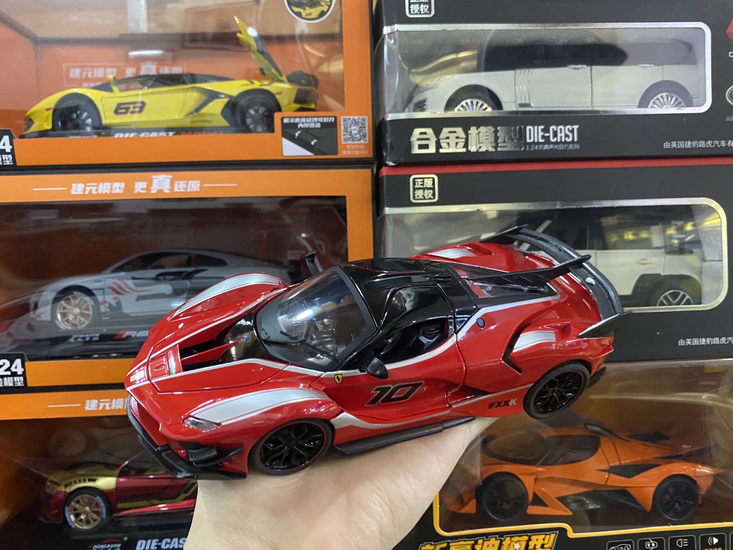 mo-hinh-sieu-xe-ferrari-fxxk-1-24 (1)
