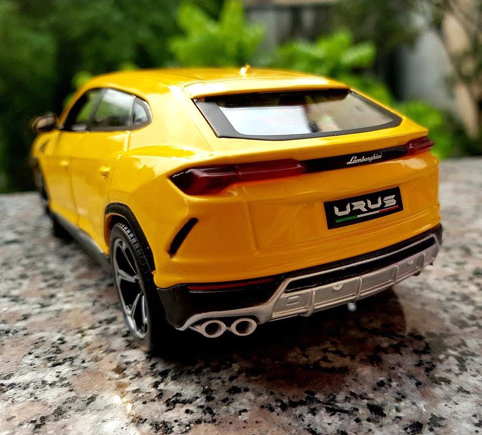 mo-hinh-sieu-xe-lamborghini-urus-ty-le-124-khung-kim-loai (4)