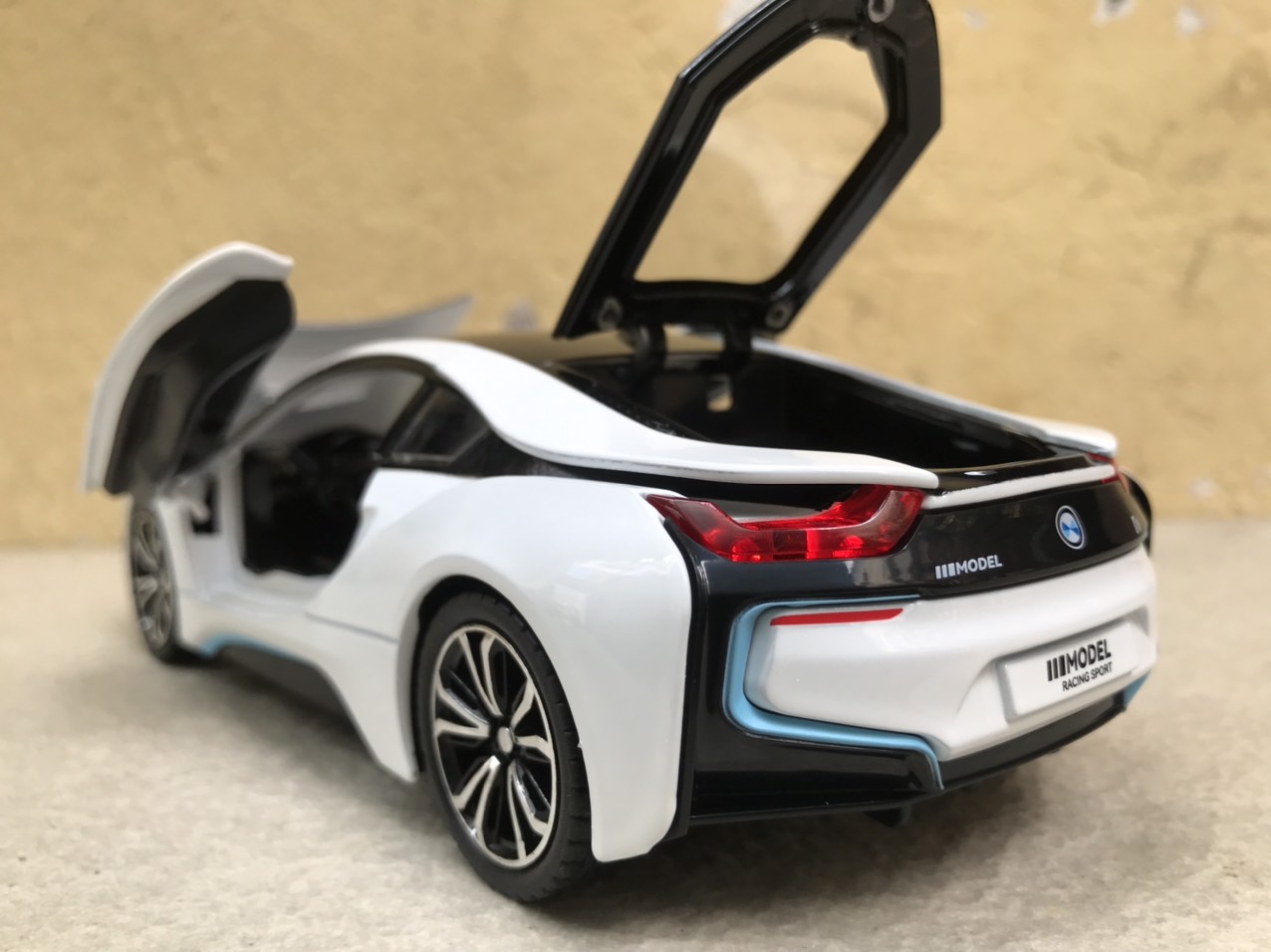 mo-hinh-xe-o-to-bmw-i8 (5)